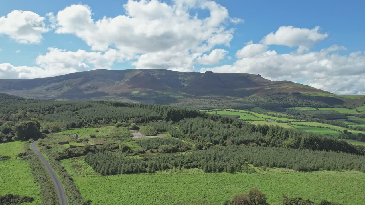 las montañas de comeragh waterford irlanda el sendero a la montaña en un día perfecto de verano