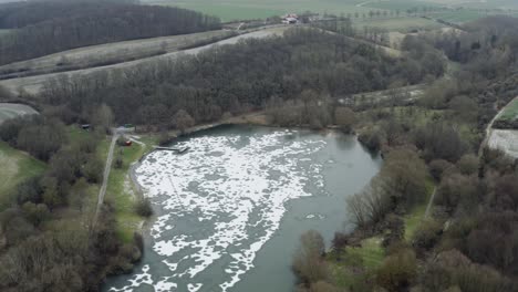 Drohnen-Luftaufnahmen-Einer-4K-Drohne,-Die-Sehr-Nah-über-Einen-Zugefrorenen-See-In-Deutschland-Fliegt