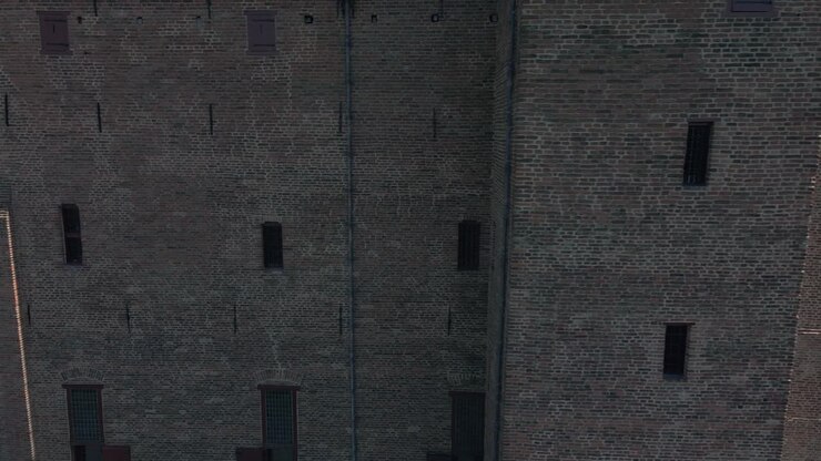 Drone che vola intorno alla struttura e ai mattoni dell'edificio monumentale UNESCO Castello di Loevestein nei Paesi Bassi.