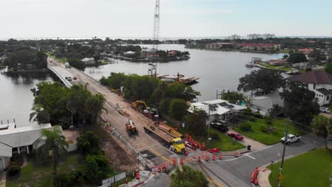 Video-De-Drones-De-4k-De-Equipos-De-Reparación-De-Puentes-Que-Trabajan-En-El-Puente-De-La-Avenida-40-En-San-Petersburgo,-Florida,-En-Un-Día-Soleado-De-Verano-2