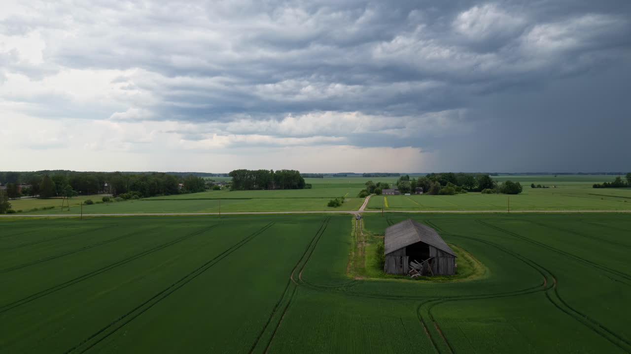 una pintoresca escena de campos verdes y exuberantes bajo un cielo salpicado de nubes - hiperlapso
