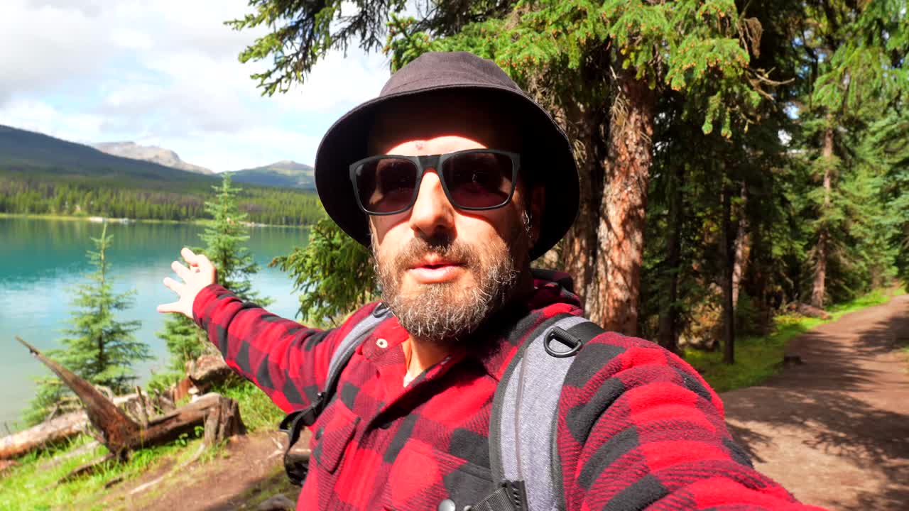 Uomo che fa escursionismo su un sentiero nella foresta