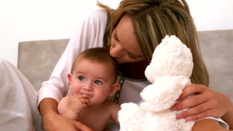 Lindo-Bebé-En-Una-Cama-Con-Su-Madre