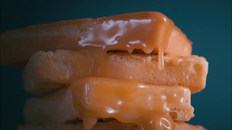 verter caramelo en waffles de cerca