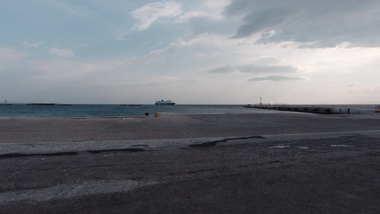 바람이 불는 날 에 티노스 항구 에 접근 하는 배