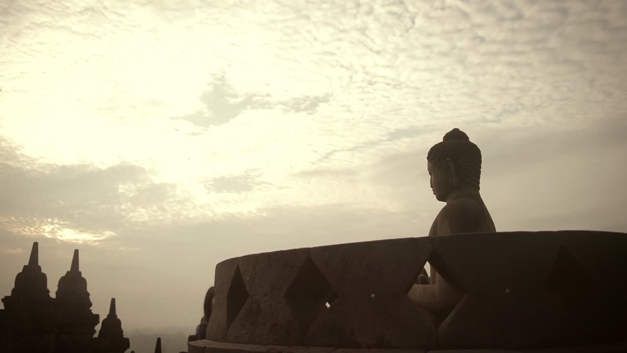 el templo de borobudur es un templo budista mahayana del siglo noveno en la regencia de magelang, no lejos de la ciudad de muntilan, en el centro de java, indonesia