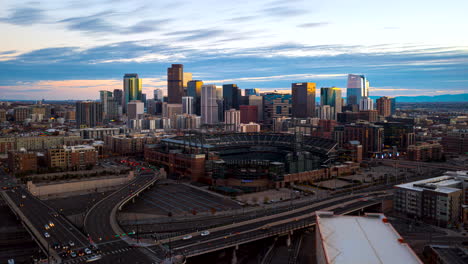 Timelapse-Aéreo-De-Denver,-Colorado-Al-Atardecer