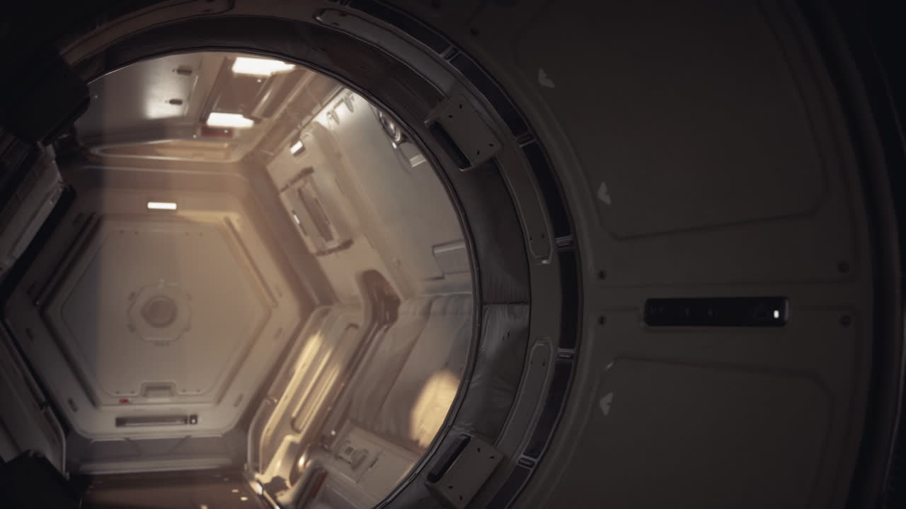 Vista interna di un modulo della stazione spaziale con illuminazione soffusa e design circolare