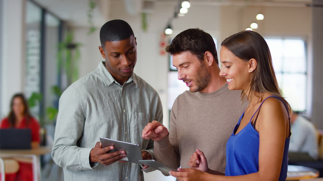 equipo de negocios multicultural con tabletas digitales que se reúnen en una oficina moderna de diseño abierto