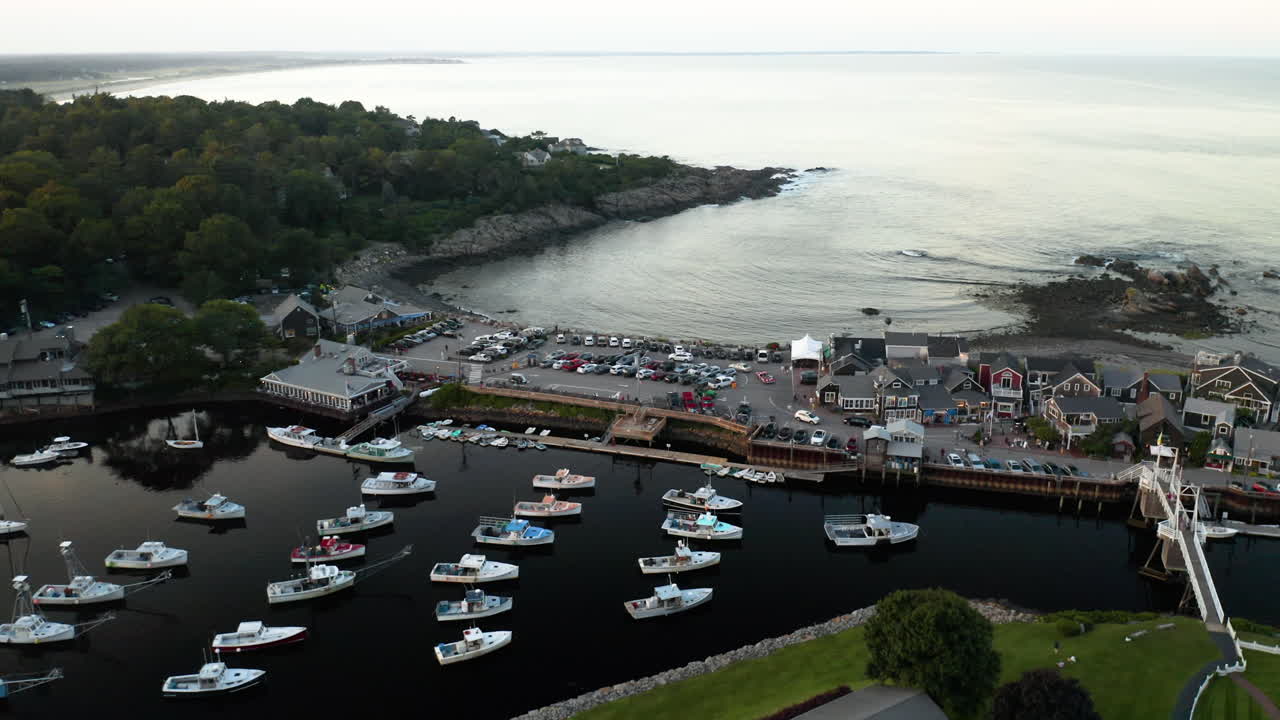 imágenes aéreas de tiendas y perkins cove en ogunquit, maine al atardecer