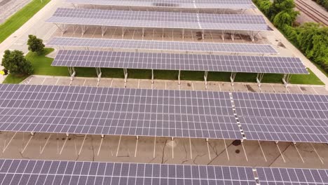 paneles solares sobre el estacionamiento en msu lansing michigan - toma aérea de un dron