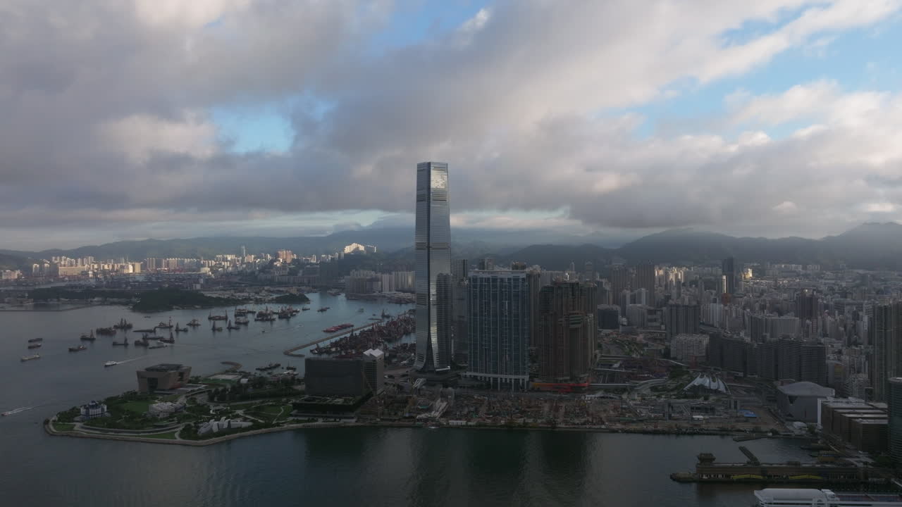 toma panorámica aérea de drones de la torre icc y edificios de gran altura en el oeste de kowloon en hong kong en un día claro