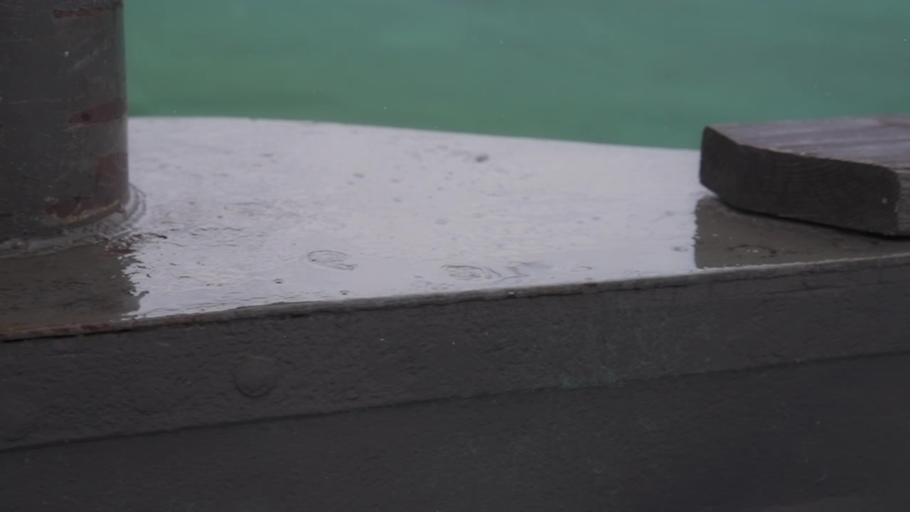 ドックの鉄骨構造に降り注ぐ雨