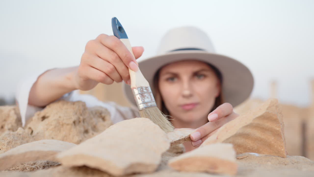 arqueólogo limpiando artefactos antiguos