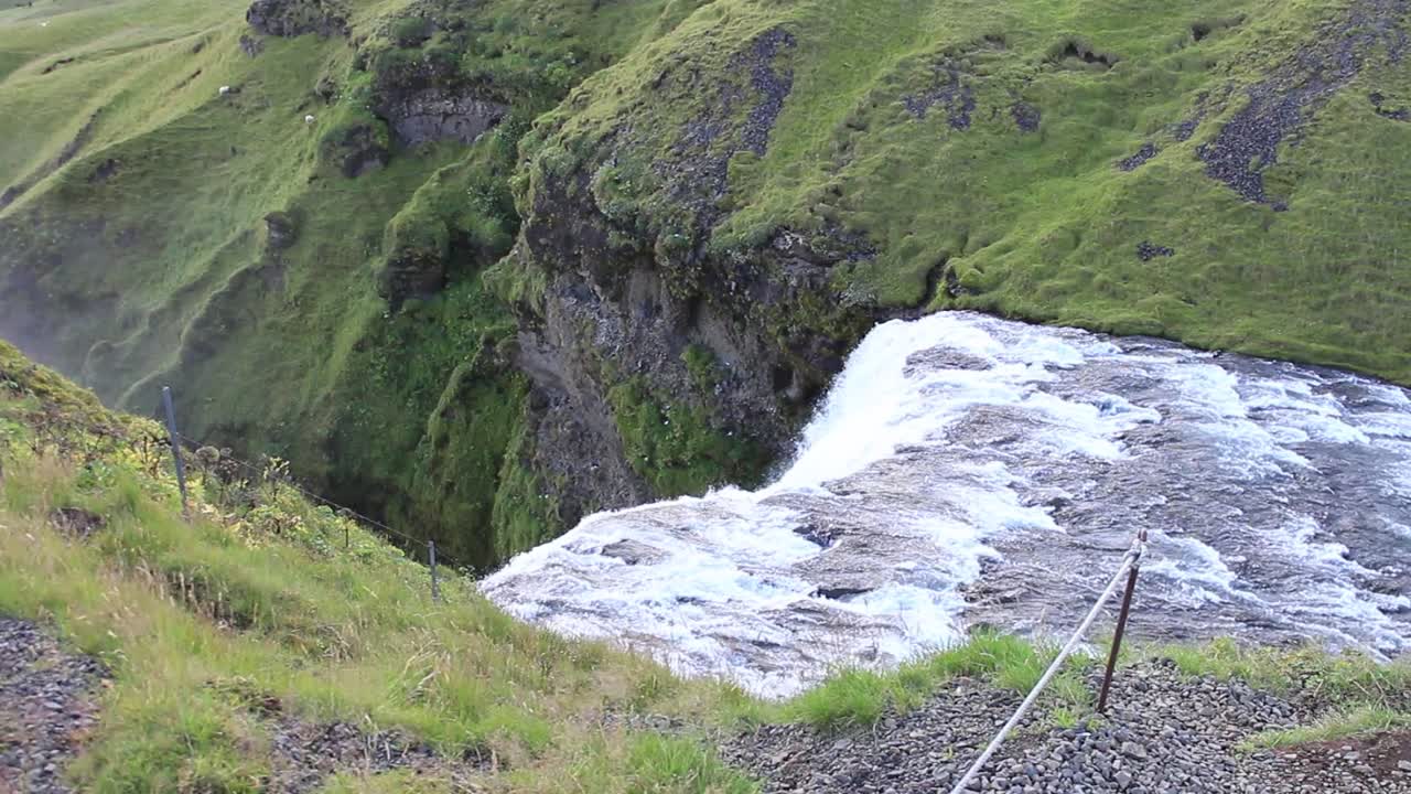 magnífico skogafoss, cascada en el sur de islandia, donde estalló desde la cima de la montaña