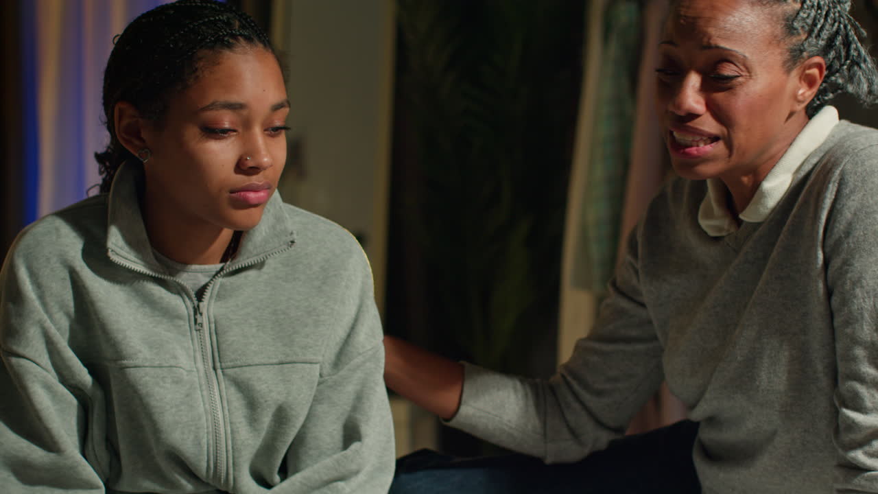 madre e hija teniendo una conversación difícil