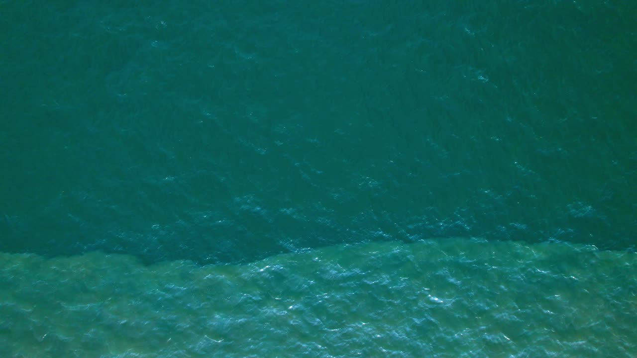 vista aérea de 4k de un dron moviéndose en un hermoso mar. vuelo sobre el océano, mar abierto. disparo aéreo dinámico.