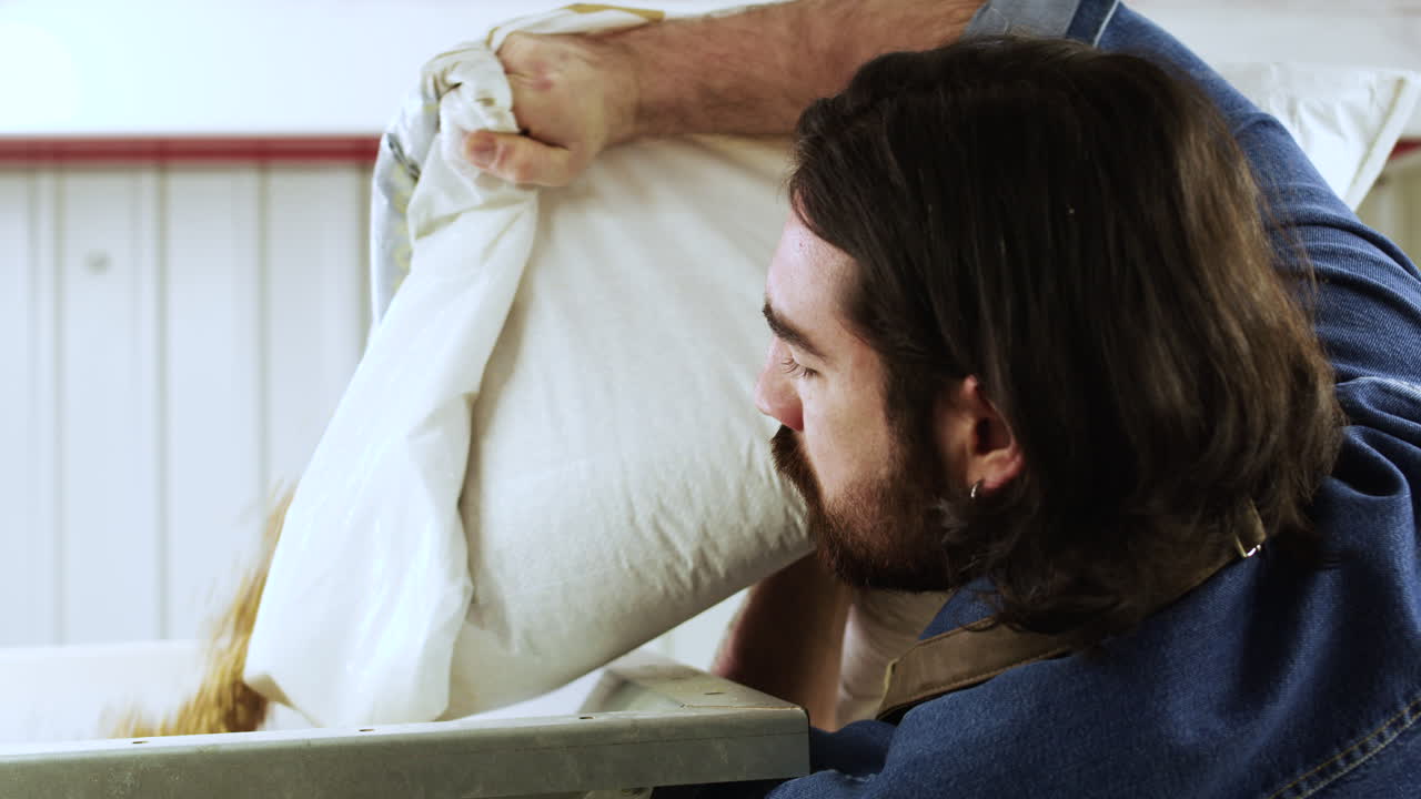 몰트 공장에 몰트를 도입하는 사람