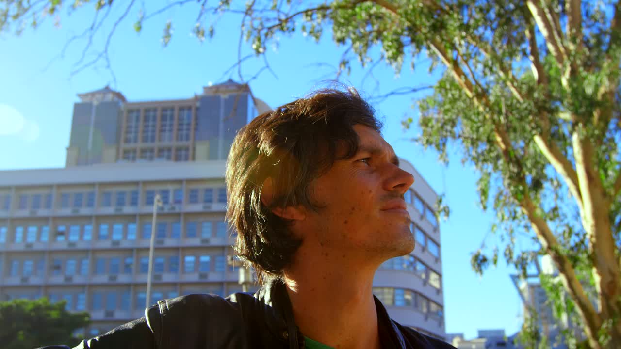 fotógrafo masculino de pie cerca de la calle de la ciudad 4k