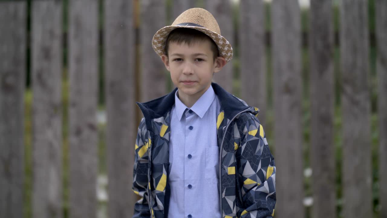 счастливый мальчик в шляпе показывает свою руку не нравится