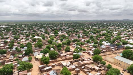 Aérea:-Toma-Estática-De-Un-Dron-De-Una-Ciudad-Nigeriana-Cerca-De-La-Frontera-Con-Nigeria