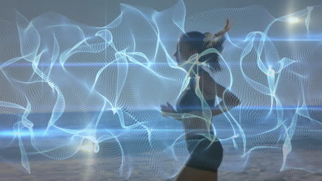 animación de formas azules sobre mujer caucásica corriendo en la playa