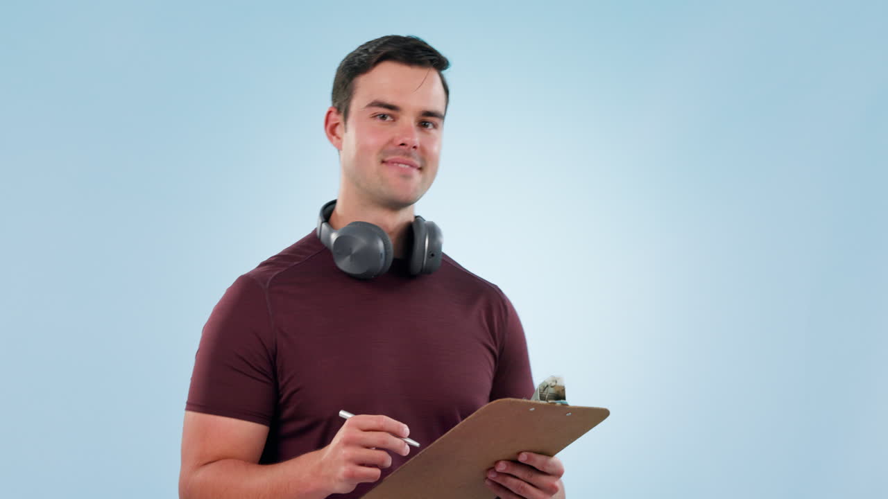 hombre, gimnasio y portapapeles, firmar el papeleo