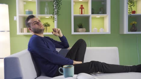 el hombre que recibe las malas noticias está frustrado.
