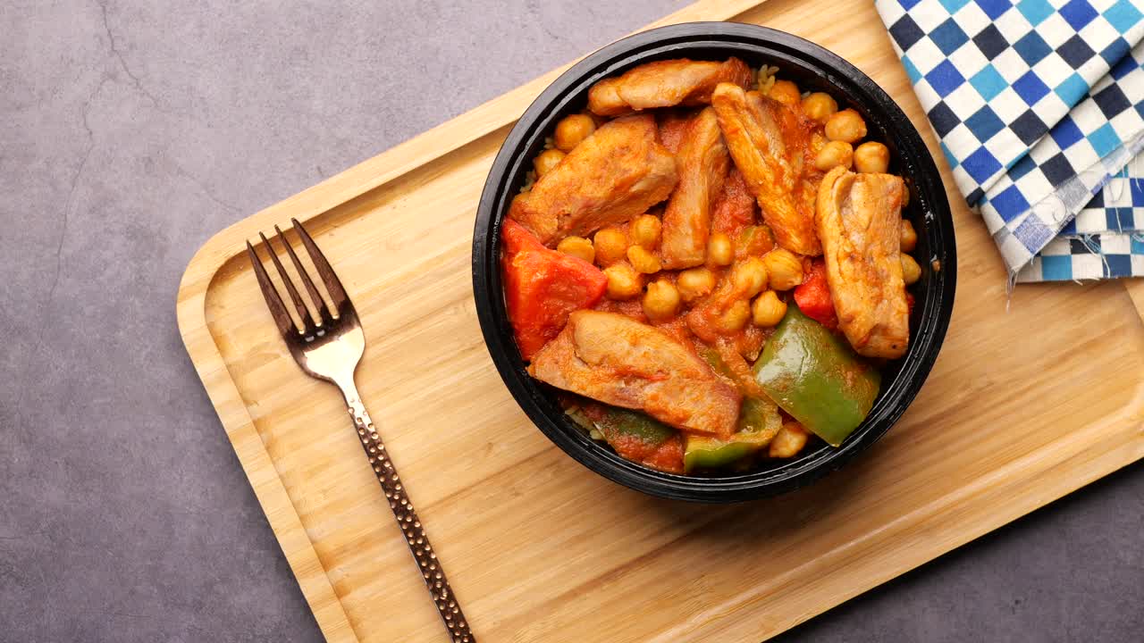 curry pollo curry mezclado con verduras en un paquete de plástico para llevar en la mesa