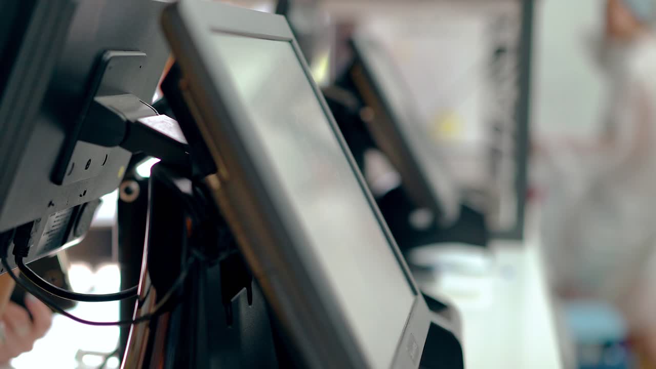 los cajeros están trabajando tocando la pantalla táctil eligiendo los productos correctos