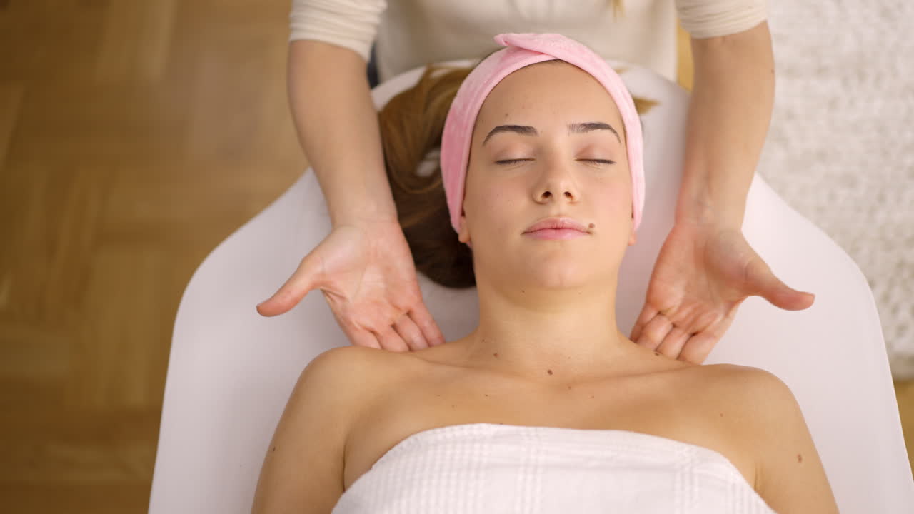 mujer recibiendo un masaje en un spa