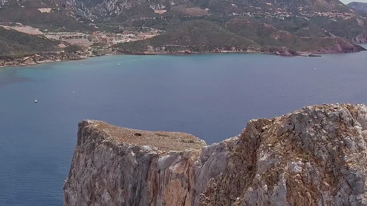 Vista dalla scogliera sulla costa della Sardegna durante le ore diurne