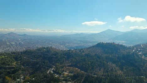 Panorama-Drohnenaufnahme-Des-San-Cristobal-Hügels-Und-Des-Huechuraba-Hintergrunds-In-Chile