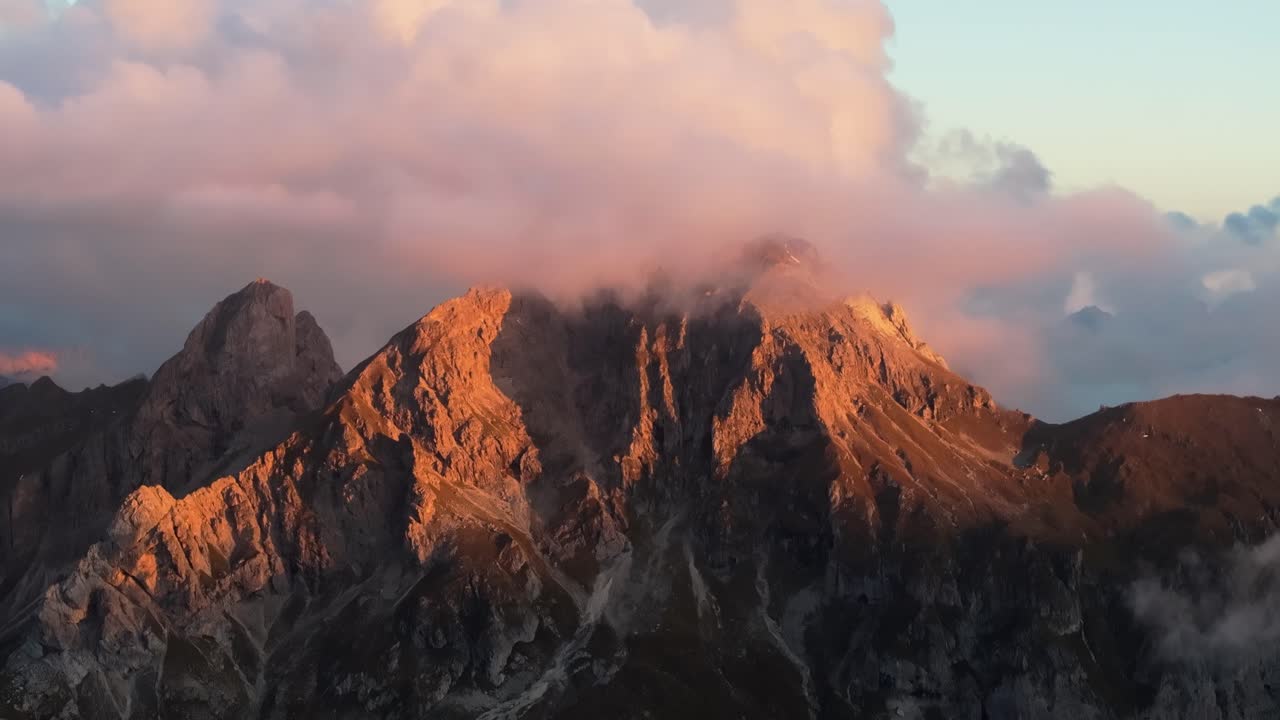 Filmato aereo 4K di droni cinematografici della splendida ora d'oro al Rifugio Nuvolau - Dolomiti - Italia_06