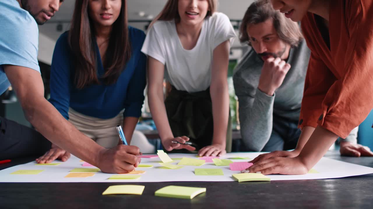 gente de negocios intercambiando sus ideas