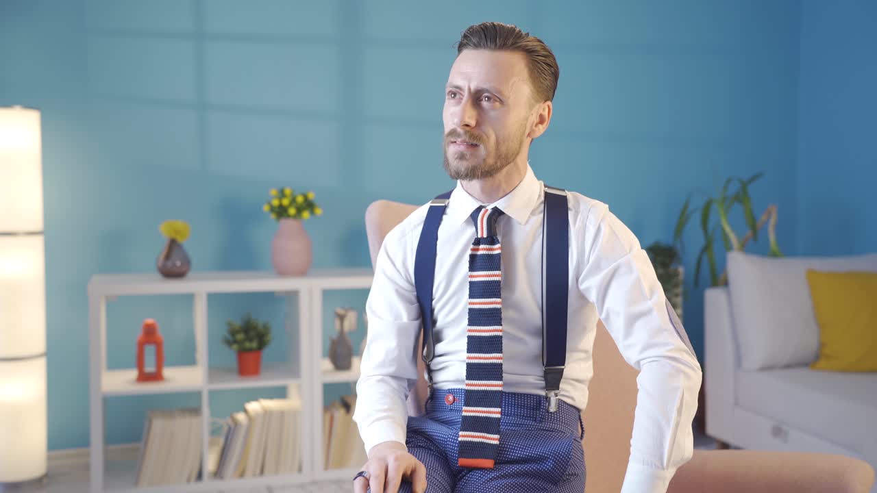 스타일리시하고 카리스마 넘치는 자신감 넘치는 사업가 현대적인 집에서 고민하고 있습니다.