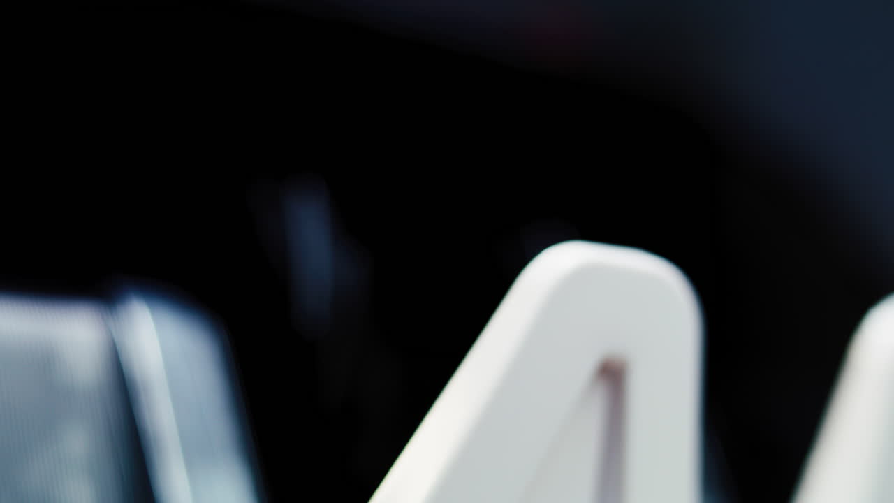 número 4 borroso y moneda