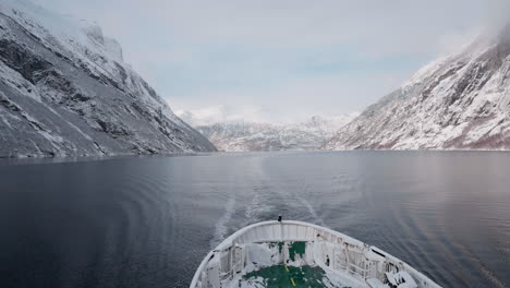 Zeitlupen-POV-Einer-Winterfahrt-Mit-Der-Fähre-Im-Geirangerfjord-Nach-Geiranger,-Norwegen,-Mit-Schneebedeckten-Bergen-Und-Bezaubernder-Aussicht-Auf-Den-Fjord