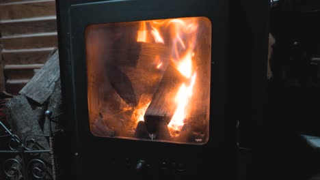 chimenea en una cabaña en la naturaleza, al aire libre, camping
