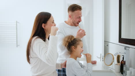 Cuidado-Dental,-Bucal-Y-Una-Familia-Cepillándose-Los-Dientes