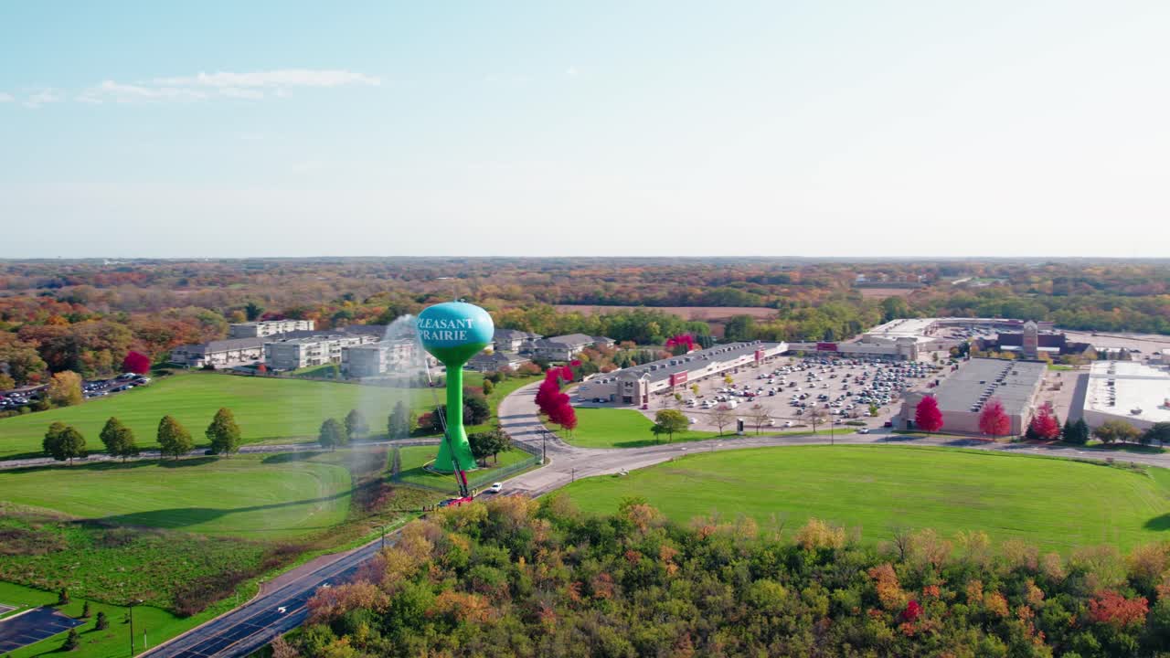 Urban utility maintenance: A truck cleans a water tank, ensuring hygiene in the city's water supply