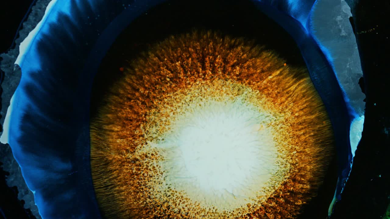 reacción de llamaradas solares de color amarillo brillante con tinta líquida pintura gota mancha en fondo negro aceite sangrar florecer big bang explosión de supernova estrella del sol nasa hubble nebulosa universo