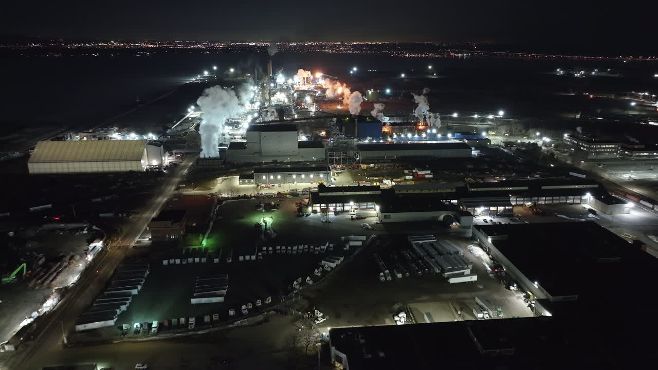 Vista nocturna de la zona industrial de Hamilton, Ontario, Canadá, con las luces de la ciudad.