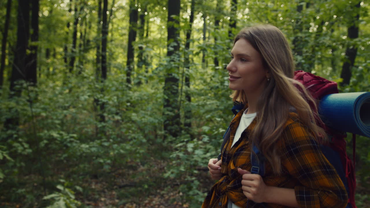 Mujer de senderismo en el bosque