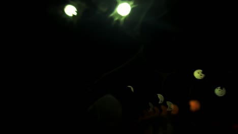las luces en la noche parecen coloridas