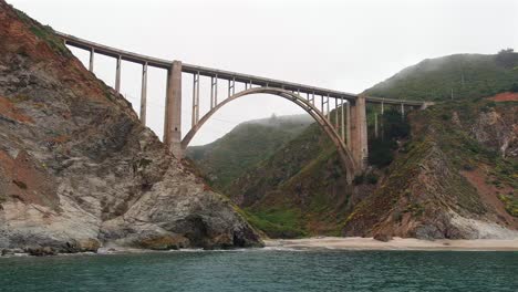 Puente-Bixby-A-Lo-Largo-De-La-Ruta-Estatal-1-De-Big-Sur-California---Inclinar-Hacia-Arriba-El-Paralaje-Aéreo