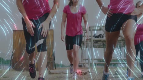animación de senderos de luz sobre mujeres caucásicas en un ejercicio de carrera de obstáculos