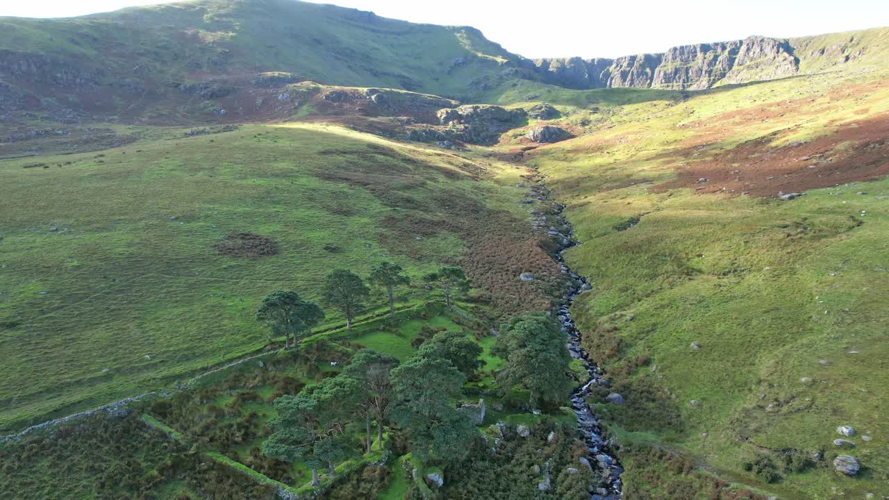 코메라그 산맥 워터포드 아일랜드 늦은 저녁 네드 커런스 오두막의 빛 따뜻한 여름 저녁
