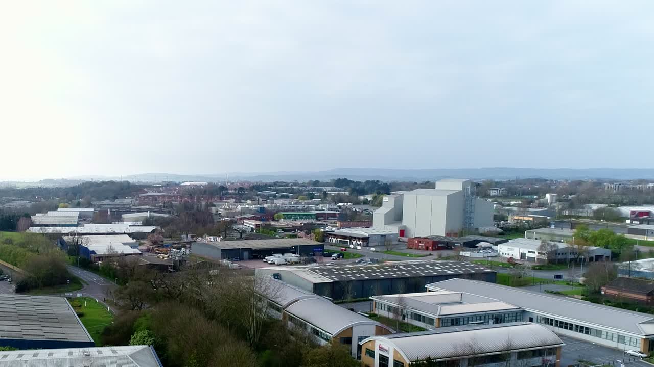 toma aérea de seguimiento de la propiedad comercial de sowton en exeter, devon, reino unido.
