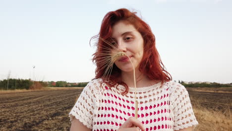 mujer en un campo de trigo